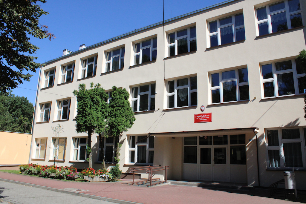 Budynek Zespołu Szkół nr 2 imienia generała Józefa Bema w Milanówku.