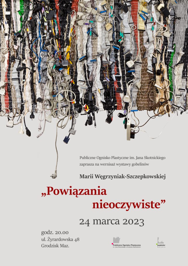 Zaproszenie na wystawę gobelinów Marii Węgrzyniak-Szczepkowskiej Powiązania nieoczywiste w Publicznym Ognisku Plastycznym. Na zdjęciu poplątane strzępy materiałów i kable.