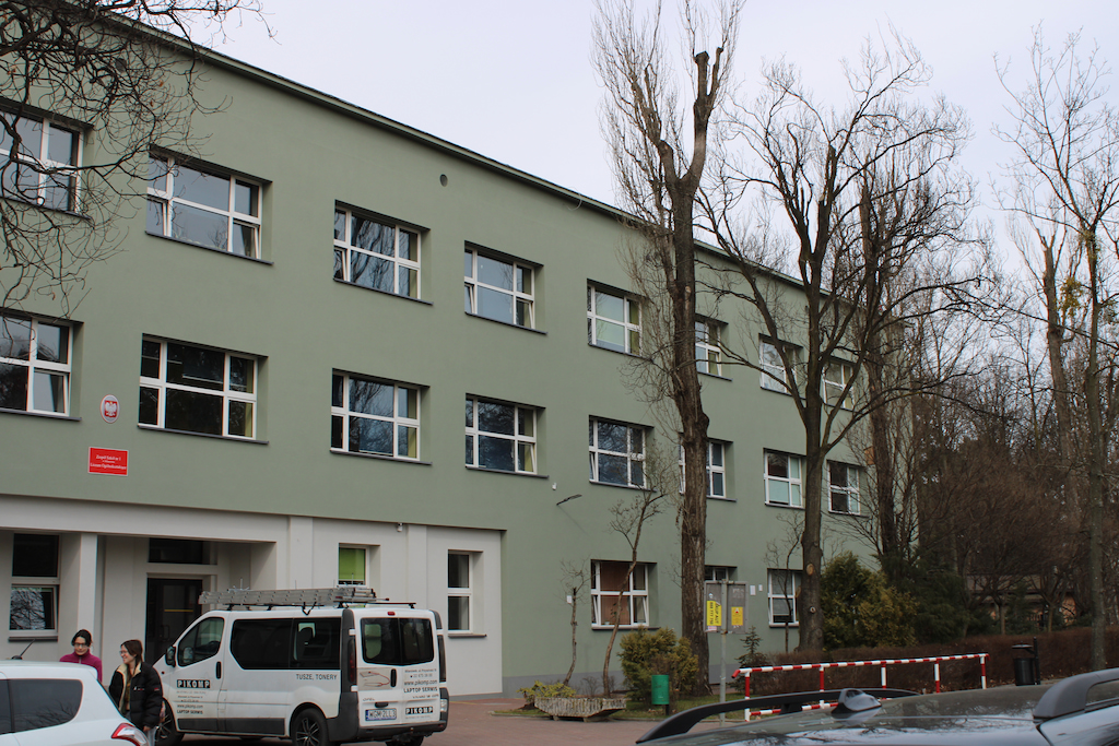 Budynek Zespołu Szkół nr 1 w Milanówku.